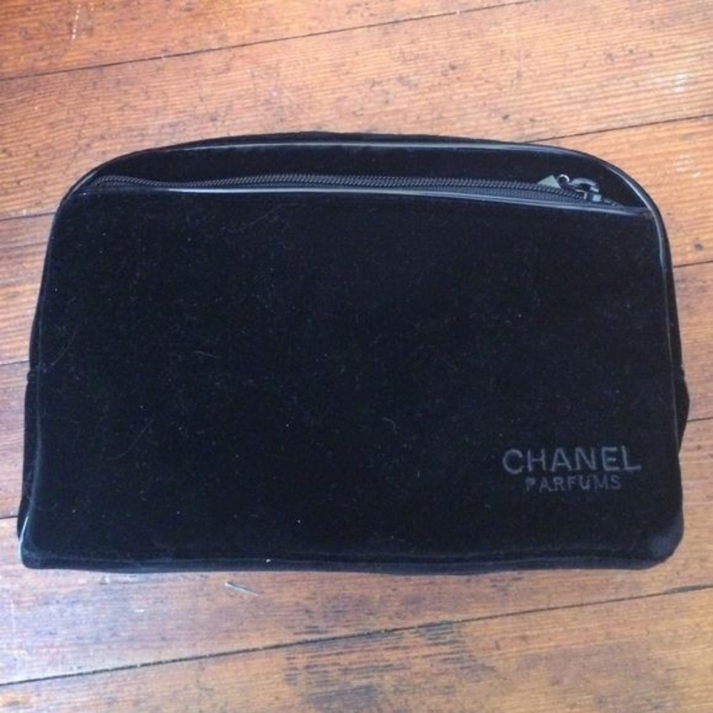 CHANEL VELOUR COSMETIC/ TRAVEL BAG - Picture 3 of 8